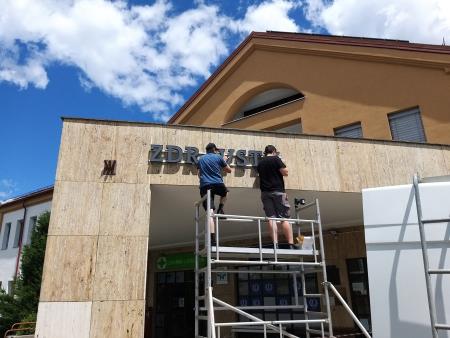 Montaža napisa na ZD Cerknica Foto Boštjan Otoničar (5)